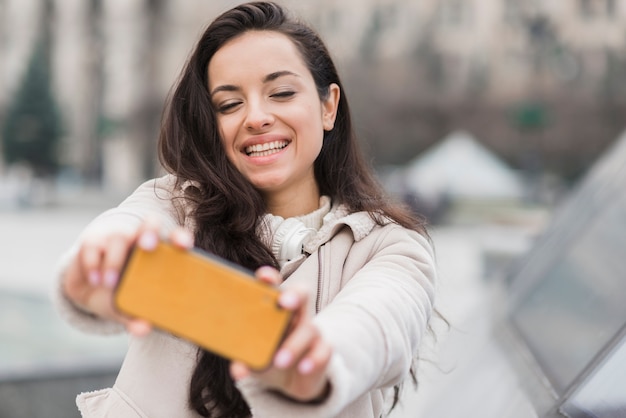 Gratis foto gelukkige vrouw nemen selfie