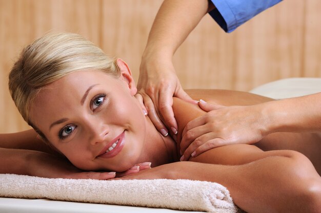 Gelukkige vrouw ontspannen op een massage voor haar lichaam