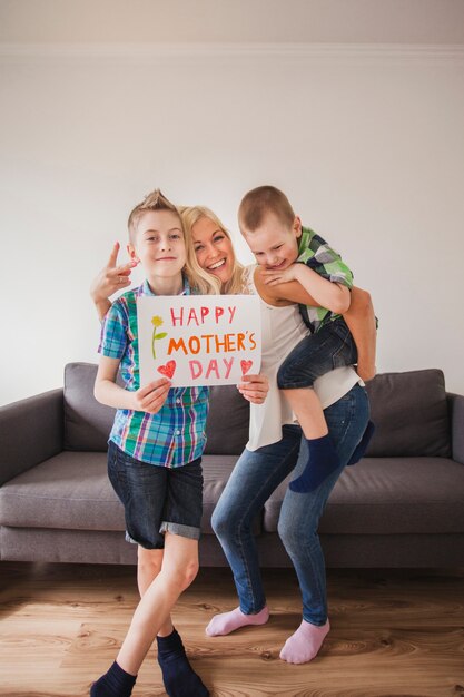 Gelukkige vrouw poseren met haar kinderen voor de moederdag