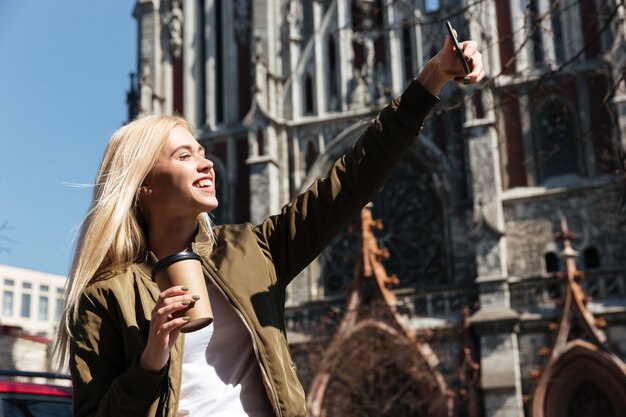 Gelukkige vrouw selfie maken op smartphone