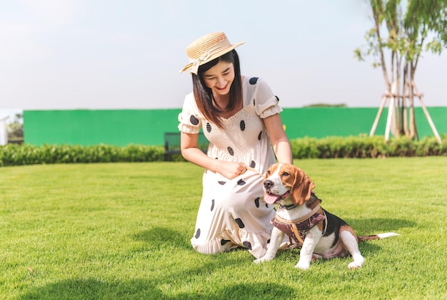 Gelukkige vrouw speelt met haar begle hond in park buitenshuis Lifestyle recreatie activiteit