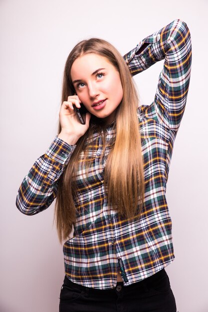 Gelukkige vrouw telefoon praten. gezicht met brede glimlach, geïsoleerd over witte muur