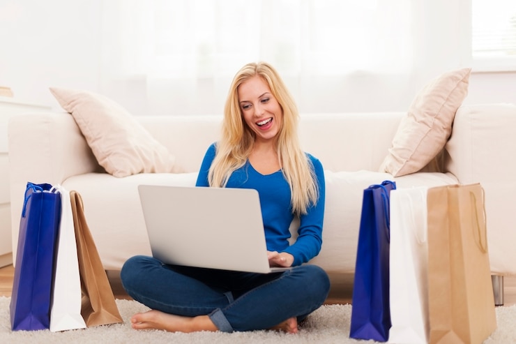 Gratis Foto gelukkige vrouw van online winkelen