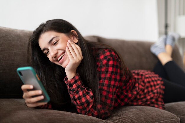 Gelukkige vrouw videobellen op een telefoon in het nieuwe normaal