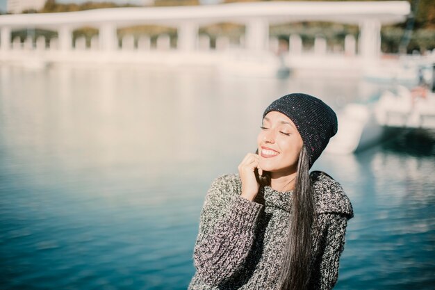 Gratis foto gelukkige vrouw voor water