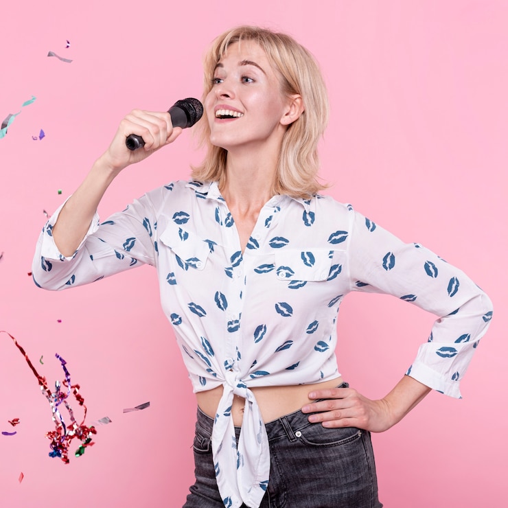 Gratis Foto gelukkige vrouw zingen karaoke op feestje