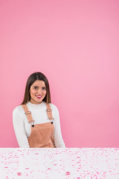 Gelukkige vrouw zittend aan tafel