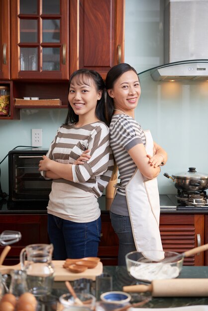 Gelukkige Vrouwen die in Keuken stellen