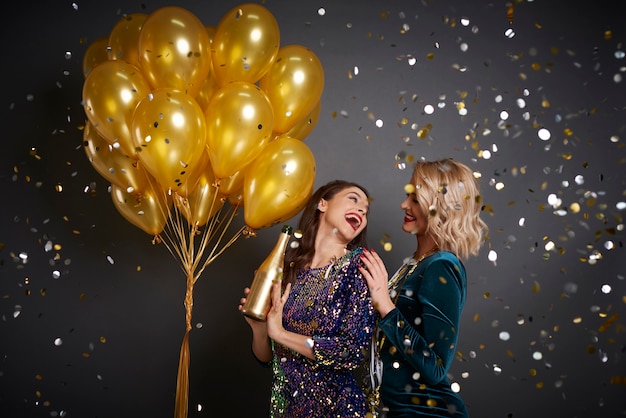 Gelukkige vrouwen die op feestje genieten