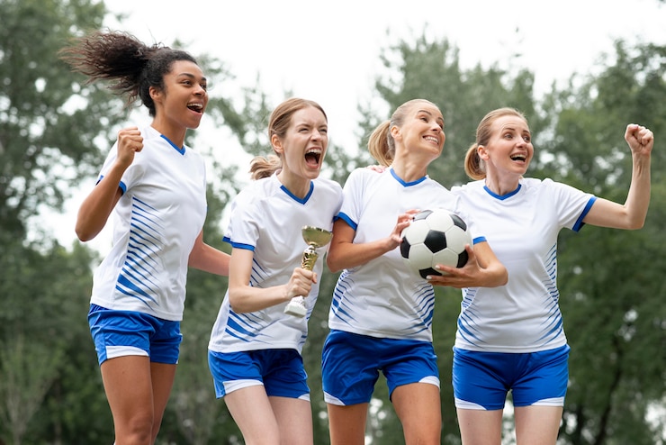 Gratis Foto gelukkige vrouwen die overwinning uitdrukken