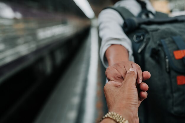 Gelukkige vrouwen die reizen op bussen, vakanties, reisideeën.