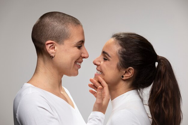 Gelukkige vrouwen die verliefd zijn close-up