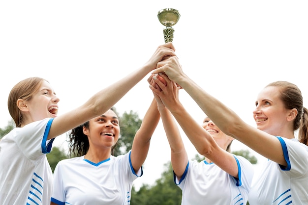 Gratis foto gelukkige vrouwen met gouden kop