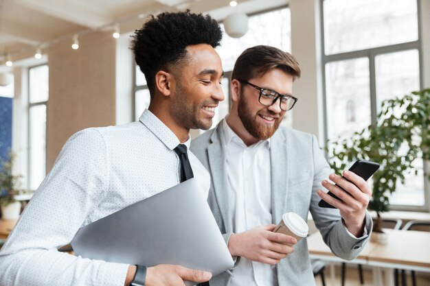 Gelukkige zakenliedencollega's die met elkaar spreken