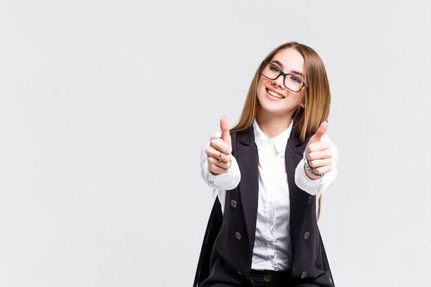 Gelukkige zakenvrouw met positieve emotie, geïsoleerd portret van succesvolle vrouw