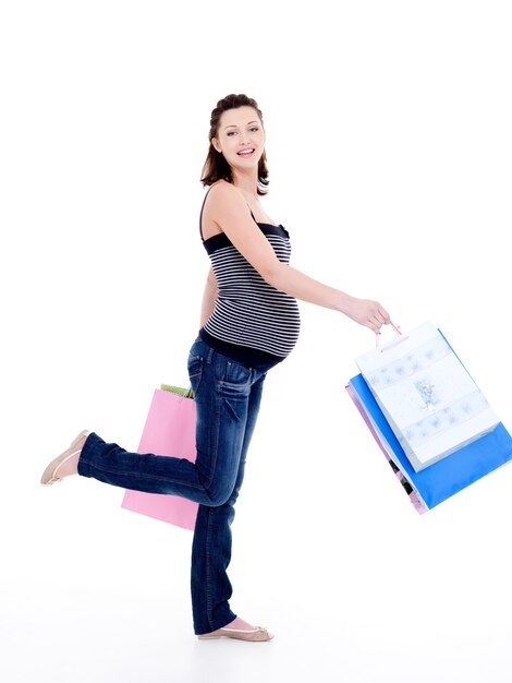 gelukkige zwangere vrouw wandelen na het winkelen