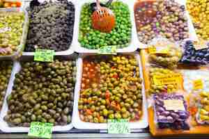 Gratis foto gemarineerde olijven in blikjes op de markt