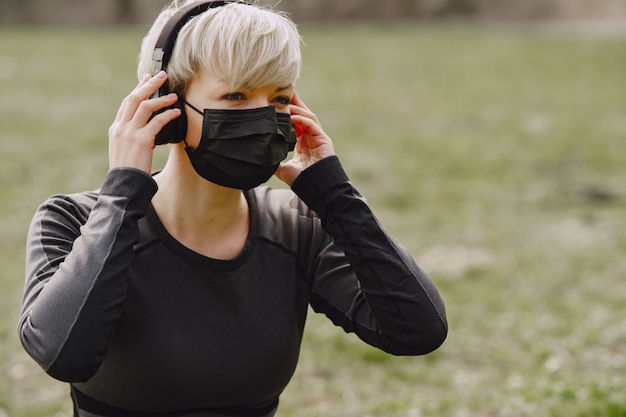 Gemaskerde vrouw training tijdens coronavirus