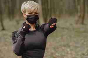 Gratis foto gemaskerde vrouw training tijdens coronavirus