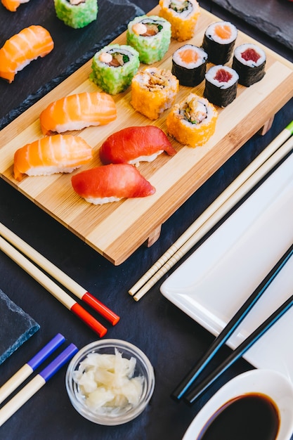 Gratis foto gember en sojasaus in de buurt van sushi