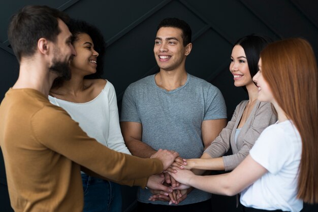 Gemeenschap van jongeren hand in hand samen