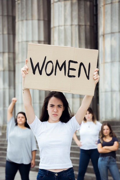 Gemeenschap van vrouwen die demonstreren voor gelijke rechten