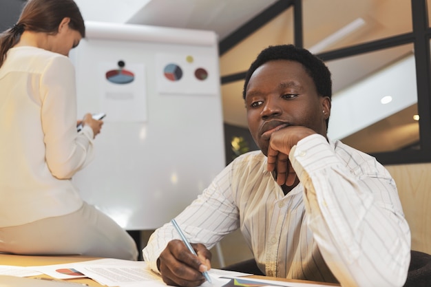 Gemengd ras team van creatieve jongeren brainstormen op kantoor