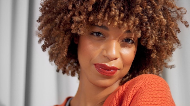 Gemengd ras zwarte vrouw met krullend haar en natuurlijke warme make-up