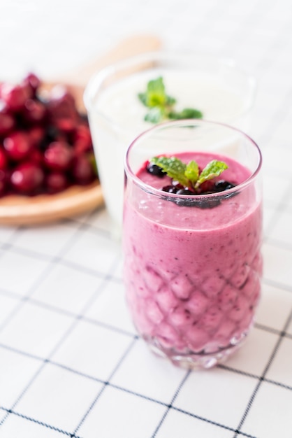 Gemengde bessen met yoghurt smoothies