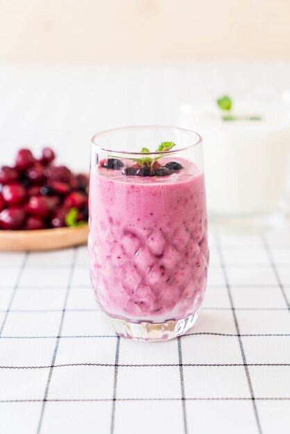 gemengde bessen met yoghurt smoothies