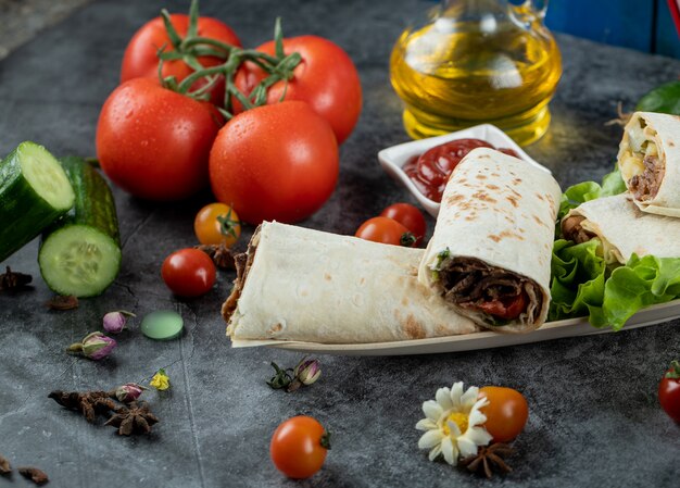 Gemengde groenten met shaurma in lavash