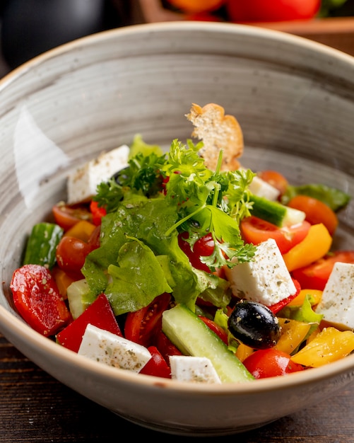 gemengde groentesalade met feta-kaasgroenten en olijven