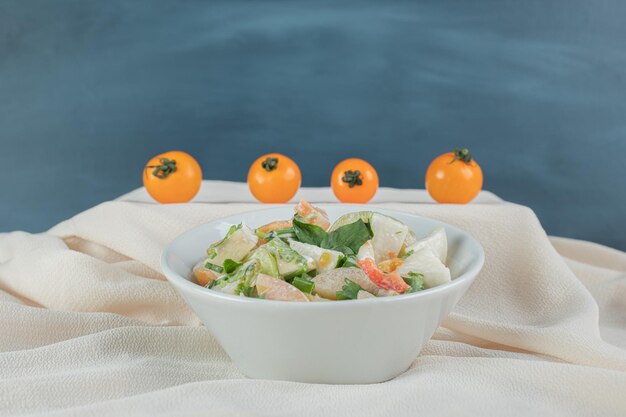 Gemengde ingrediëntengroente en fruitsalade in een witte kop.