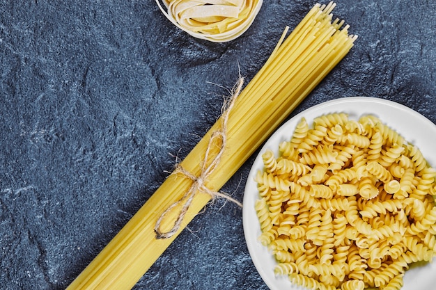 Gemengde ongekookte pasta op marmer.