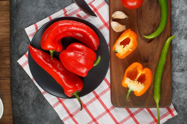 Gemengde paprika op een geruite handdoek. Bovenaanzicht