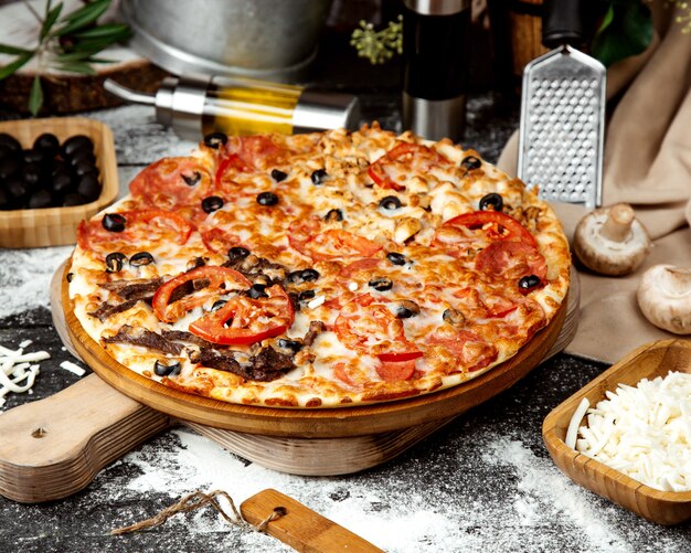 Gemengde pizza met vlees, kip en peperoni