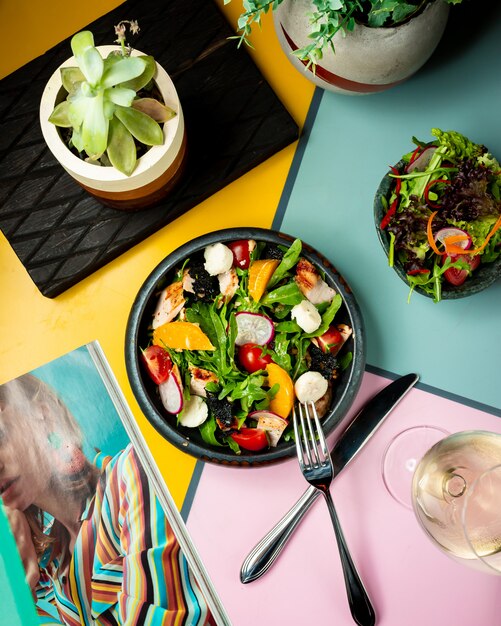 Gratis foto gemengde plantaardige salade op tafel