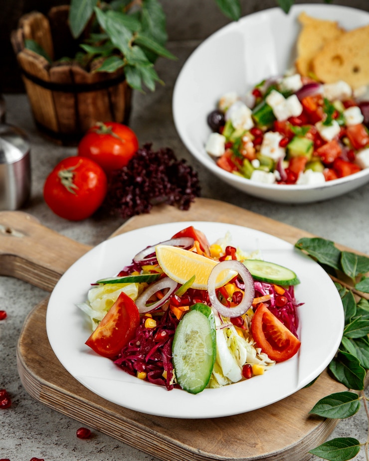 Gratis Foto gemengde salade met groenten gegarneerd met citroen en uien