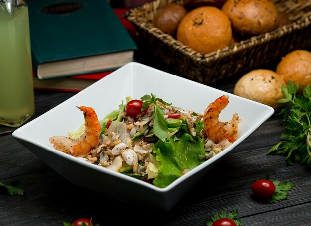 Gemengde salade met zeevruchten, krabben, champignons en groene groenten