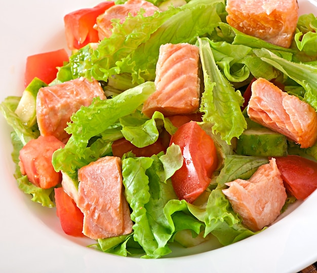 Gemengde salade van verse groenten met stukjes zalm