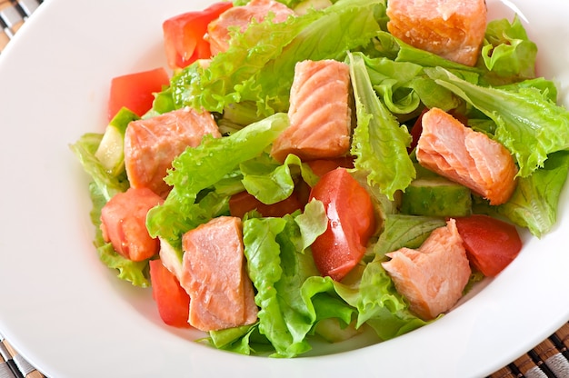 Gemengde salade van verse groenten met stukjes zalm