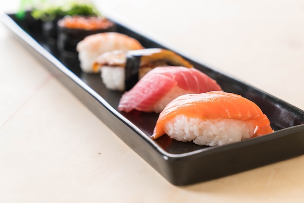 Gratis foto gemengde sushi set