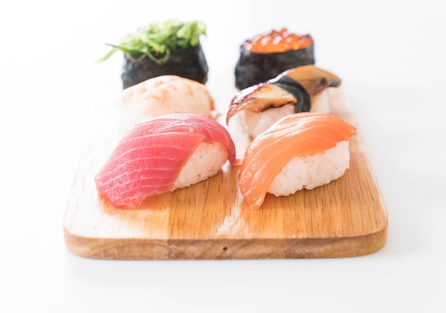 Gratis foto gemengde sushi set