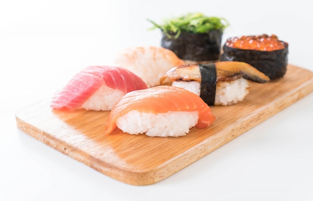 Gratis foto gemengde sushi set