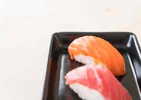 Gratis foto gemengde sushi set