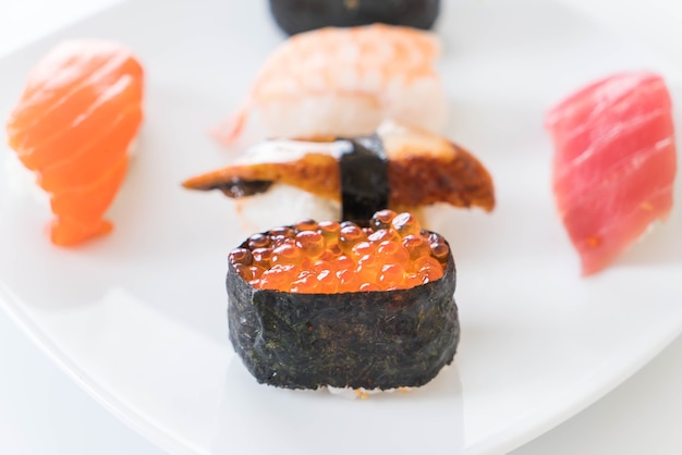 Gratis foto gemengde sushi set