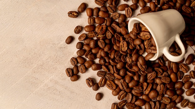 Gemorste koffiekopje met geroosterde bonen