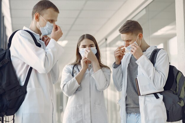 Geneeskundestudenten zitten in de gang in maskers