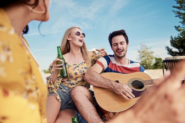 Genieten van de muziek met vriendje