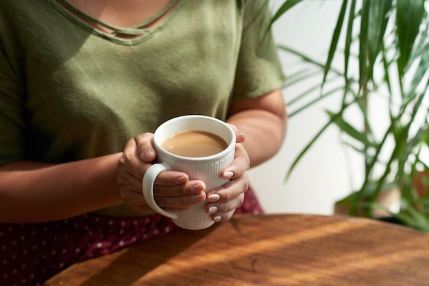 Genieten van koffie in het gezellige café